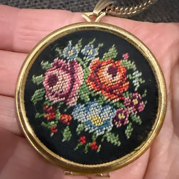 Avon Floralpoint locket - Picture 7 of 11